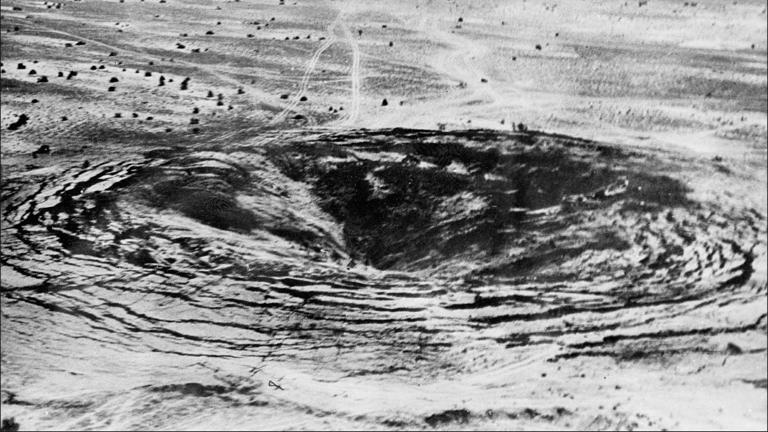 18 Mayıs 1974'te Hindistan'ın çöllerle kaplı Racastan eyaletinde gerçekleştirdiği ilk nükleer denemenin yapıldığı yerdeki krater.