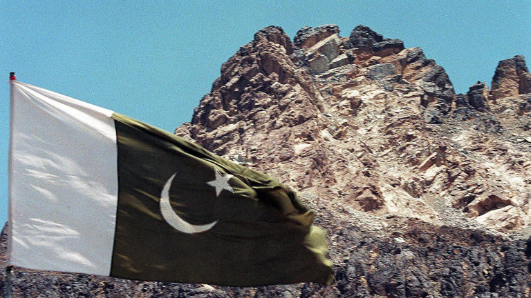 Mayıs 1998'de ülkenin beş nükleer denemesinin gerçekleştirildiği tepenin yakınında dikilmiş Pakistan bayrağı.