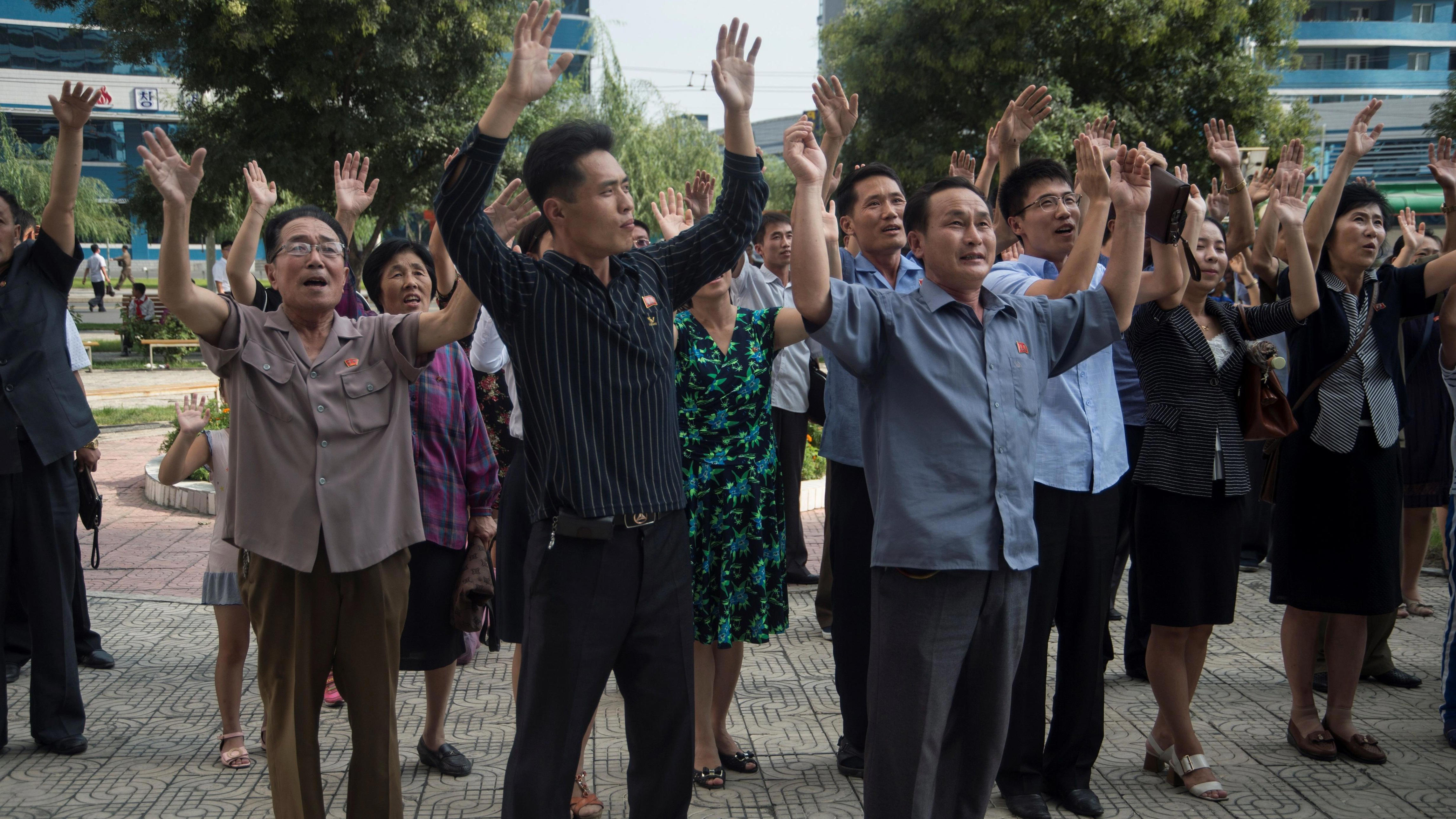 2017'de Pyongyang'da insanlar, televizyonda Kuzey Kore'nin hidrojen bombası denemesi yaptığının duyurulmasından sonra sevinç gösterileri yapmıştı.