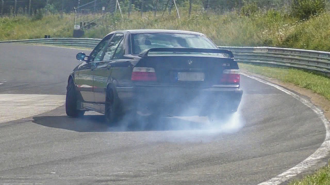 High-speed car battles and crashes at iconic racetrack