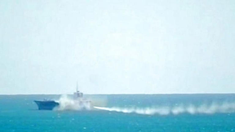 تُظهر هذه الصورة، التي بثها التلفزيون الإيراني الرسمي، لقطات لصاروخ أُطلق على نموذج لحاملة طائرات أمريكية خلال مناورات واسعة النطاق للدفاع البحري والجوي أجراها الحرس الثوري ا