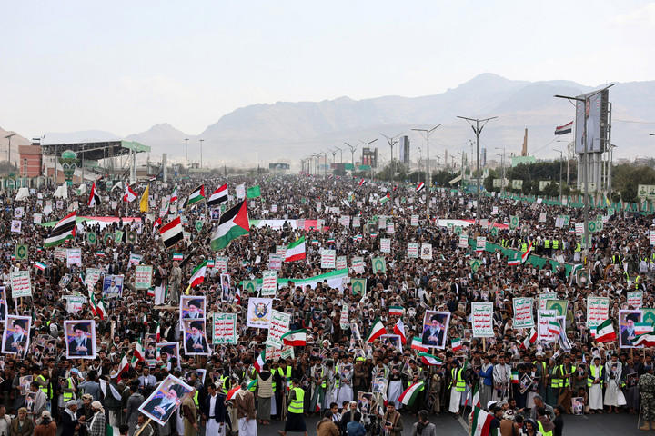 Ribuan warga gelar unjuk rasa menentang serangan Israel dan AS terhadap Iran, menyusul pembunuhan Ali Khamenei, di Sanaa, Yaman, 1 Maret 2026. Foto: REUTERS/Khaled Abdullah