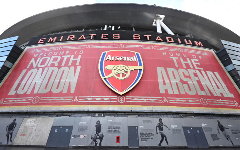Arsenal 2-1 Chelsea: Gunners hold on against 10 men - Live