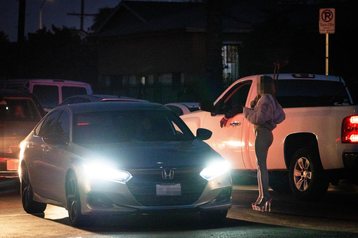 Người mua dâm muốn thoát án tù phải học chữa nghiện tình dục