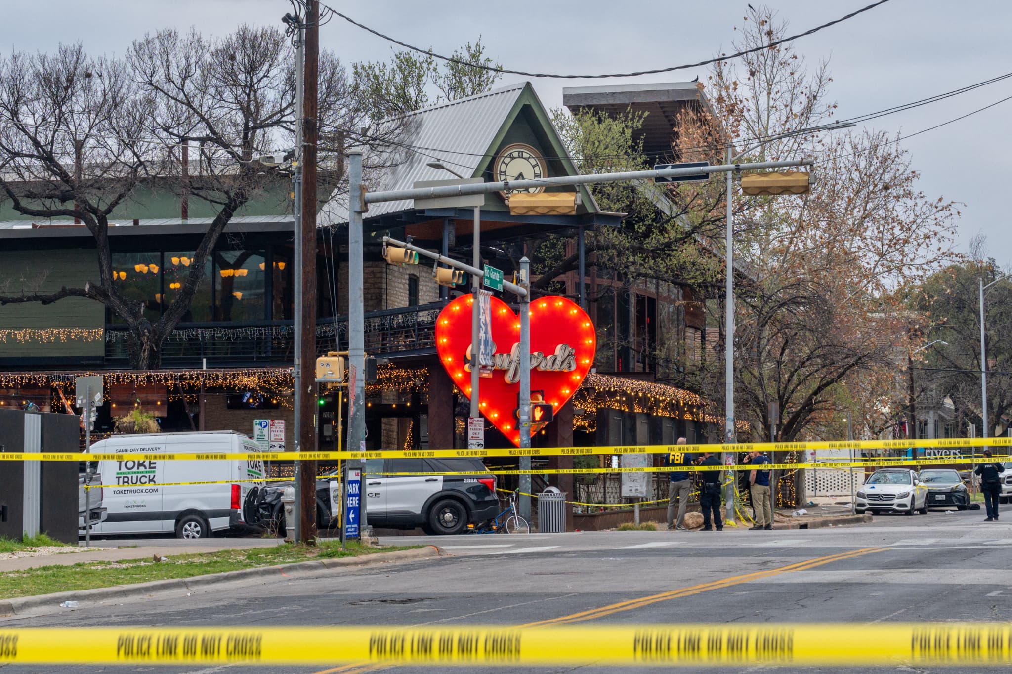 Deux morts après des tirs dans un bar au Texas, le FBI évoque un ...