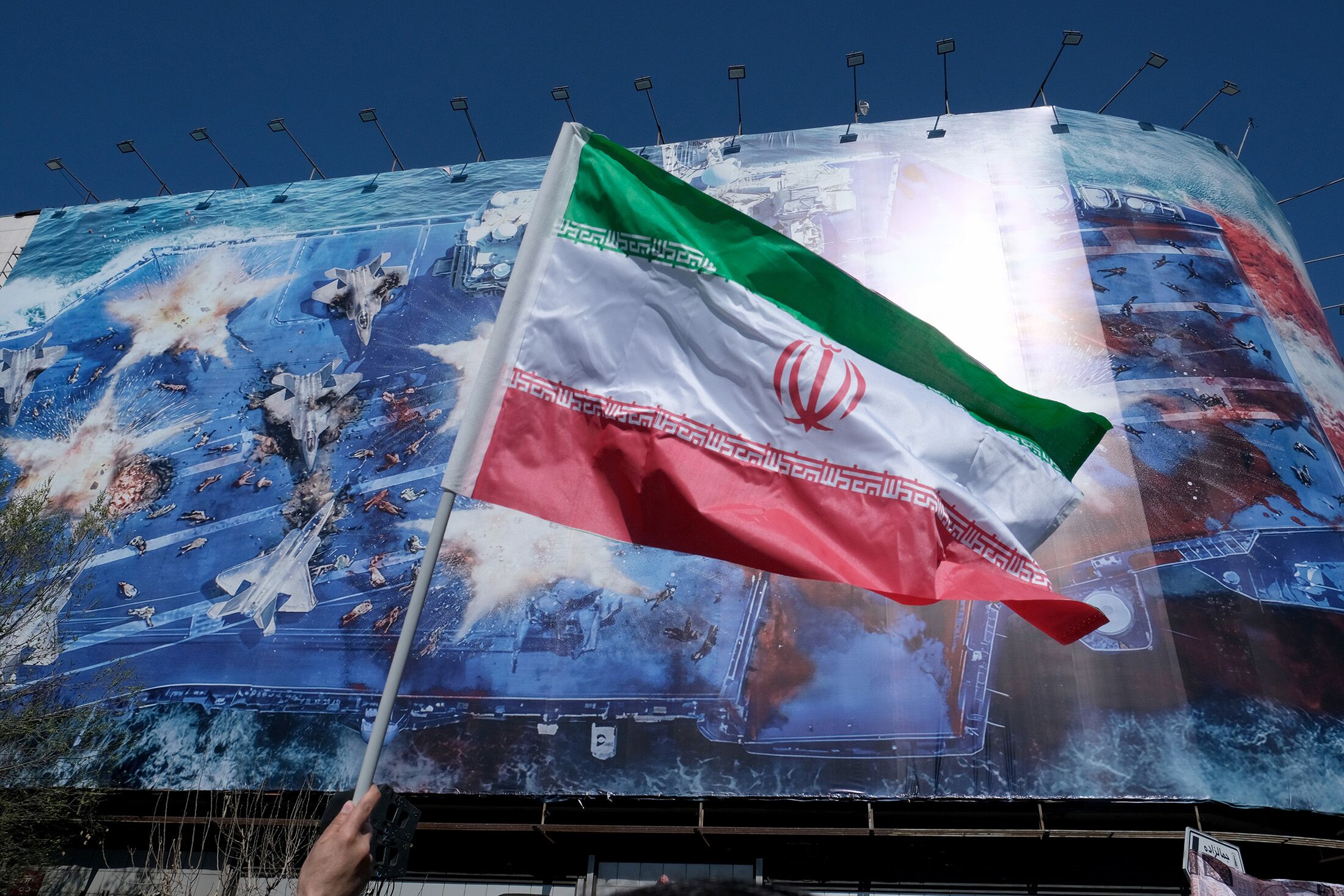 US suffers first war fatalities as Iran widens retaliation<br>