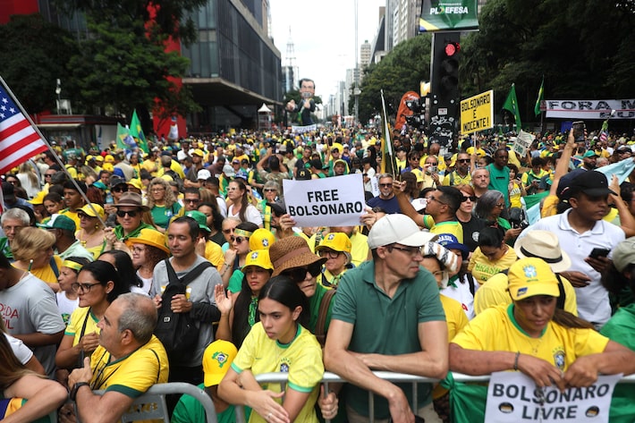 Manifestantes e políticos de direita em ato "Acorda Brasil", na Avenida Paulista em São Paulo Foto: Fábio Vieira/Estadão