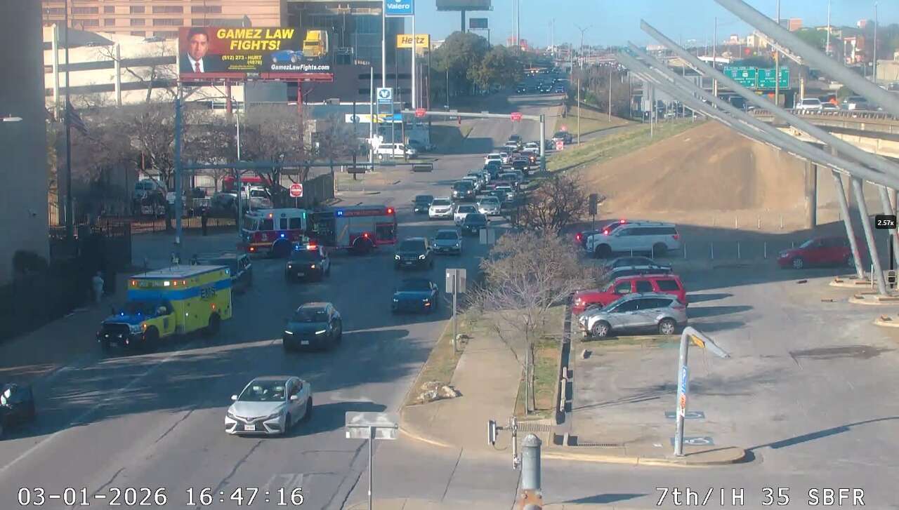 Crash blocks lanes near IH-35 and East 8th, snarling downtown Austin traffic Sunday<br>