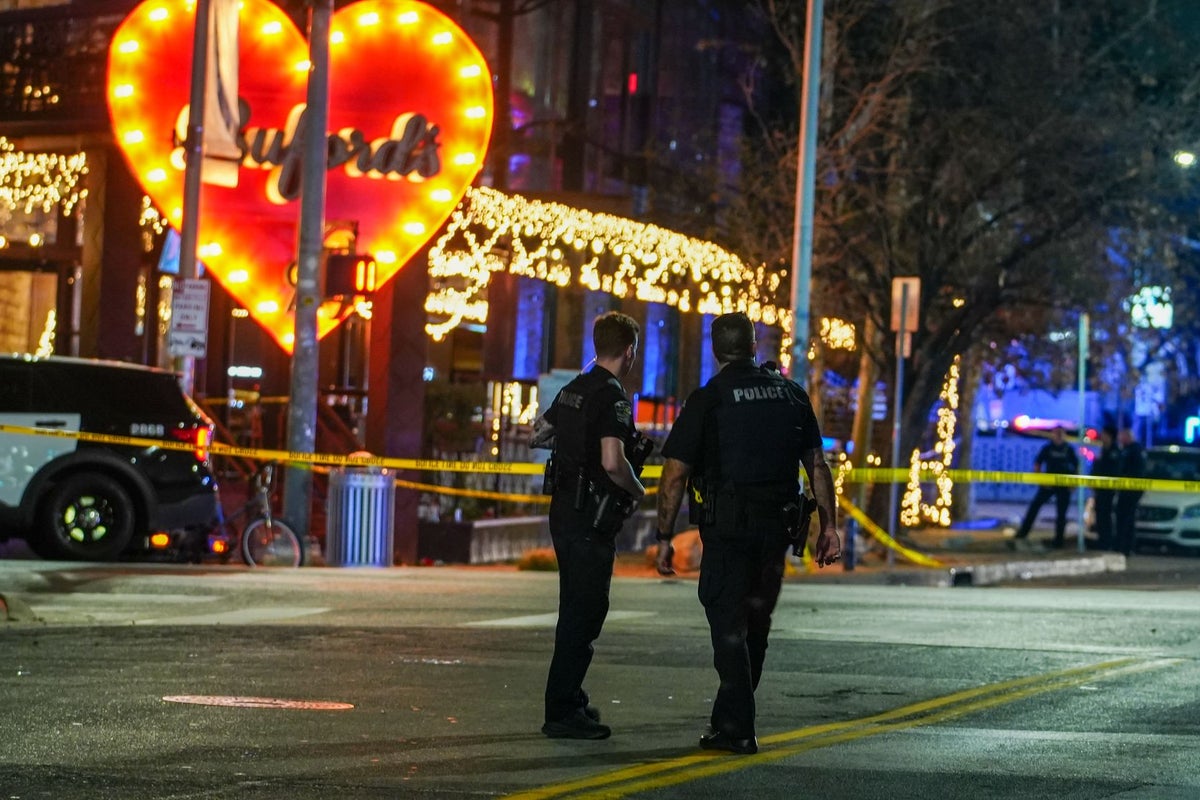 Three dead and 14 injured in bar shooting in tourist hot spot