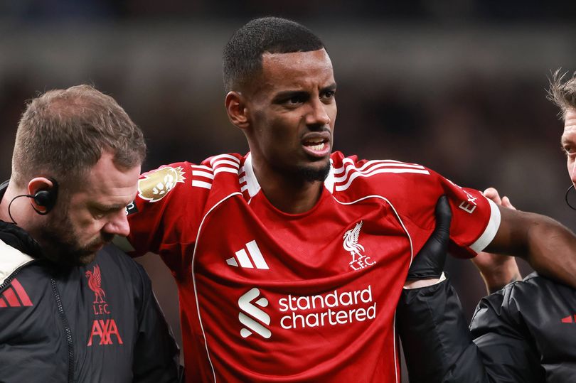 LONDON, ENGLAND - DECEMBER 20: Alexander Isak of Liverpool leaves the game injured during the Premier League match between Tottenham Hotspur and Liverpool at Tottenham Hotspur Stadium on December 20, 2025 in London, England. (Photo by Marc Atkins/Getty Images)