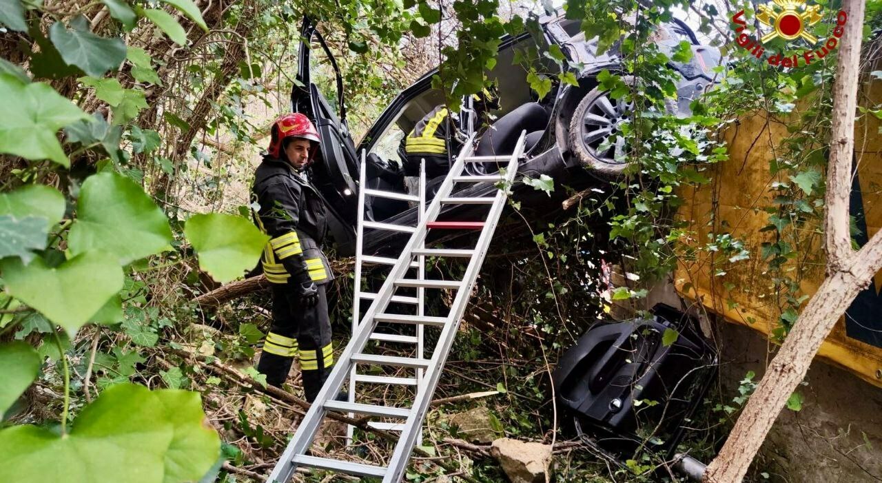 Auto esce di strada e precipita per trenta metri nel bosco ...
