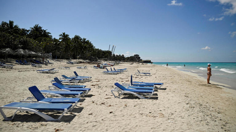 As praias começaram a ficar vazias logo depois que Cuba anunciou que não haveria combustível disponível para os aviões