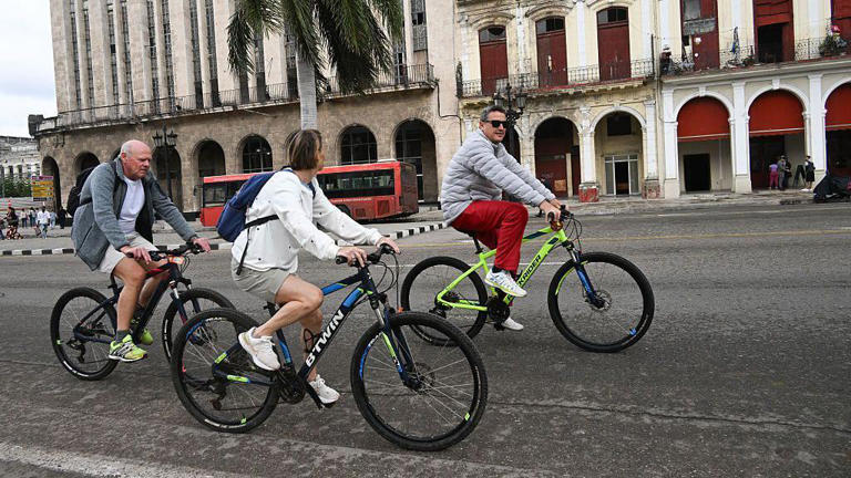 Com a pouca oferta de transporte, turistas passeiam de bicicleta em Havana