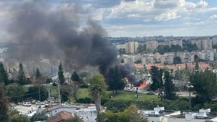 DIHANTAM RUDAL - Lokasi serangan rudal Iran yang menyasar kota Beit Shemesh, Barat Yerusalem, Minggu (1/3/2026). Jumlah korban tewas akibat serangan rudal Iran sejauh ini telah meningkat menjadi 8 warga Israel. (Tribunnews.com/Tangkap Layar/Khaberni)