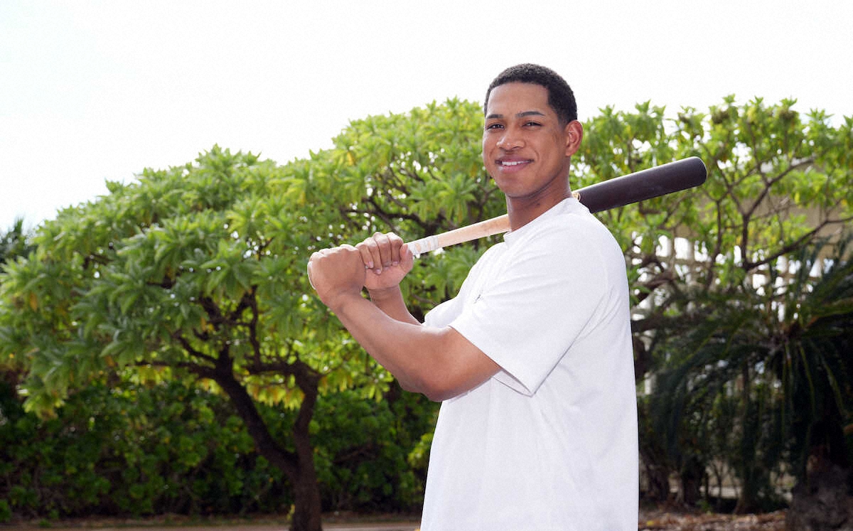 ポーズを取る万波（撮影・高橋　茂夫）