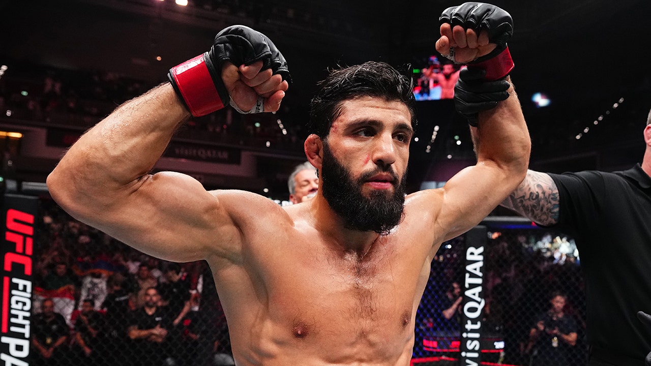 UFC star Arman Tsarukyan punches opponent in wild scene after Real American Freestyle wrestling match<br>