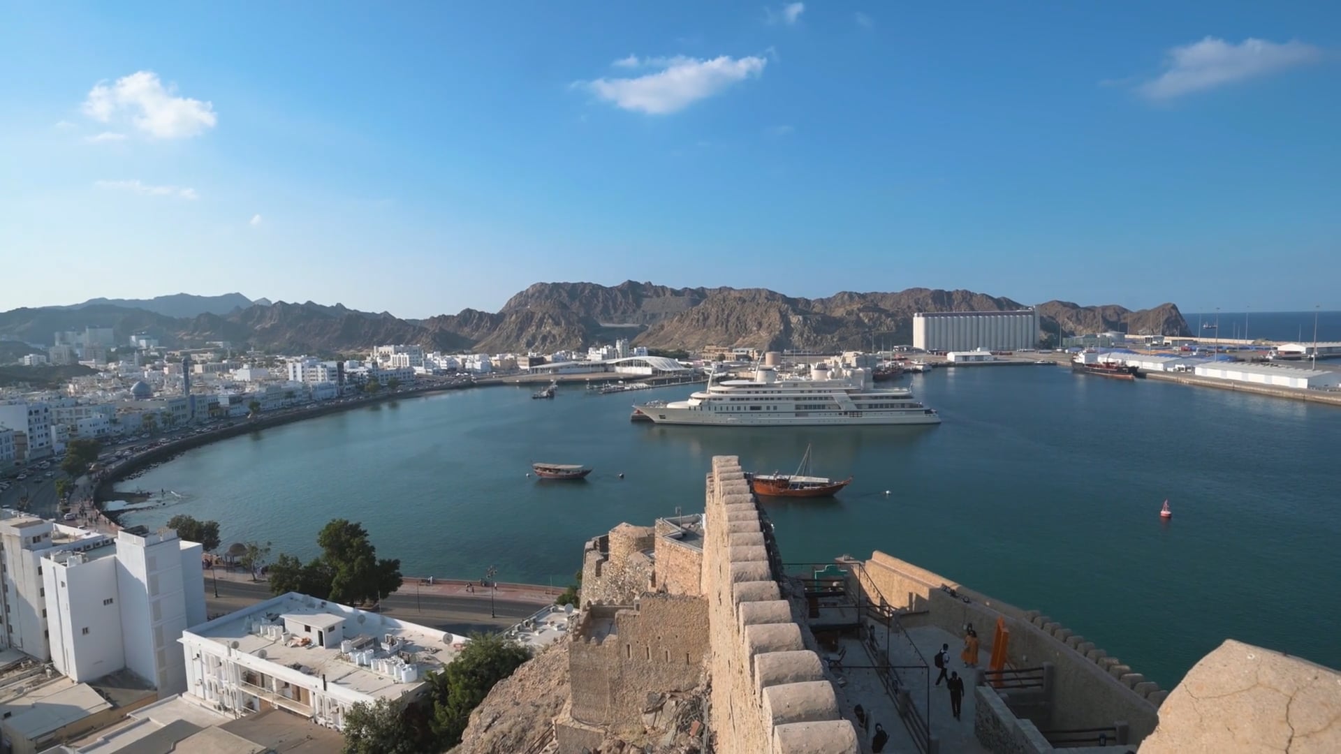 Maskat, Oman: Drohnenaufnahme islamischer Eleganz