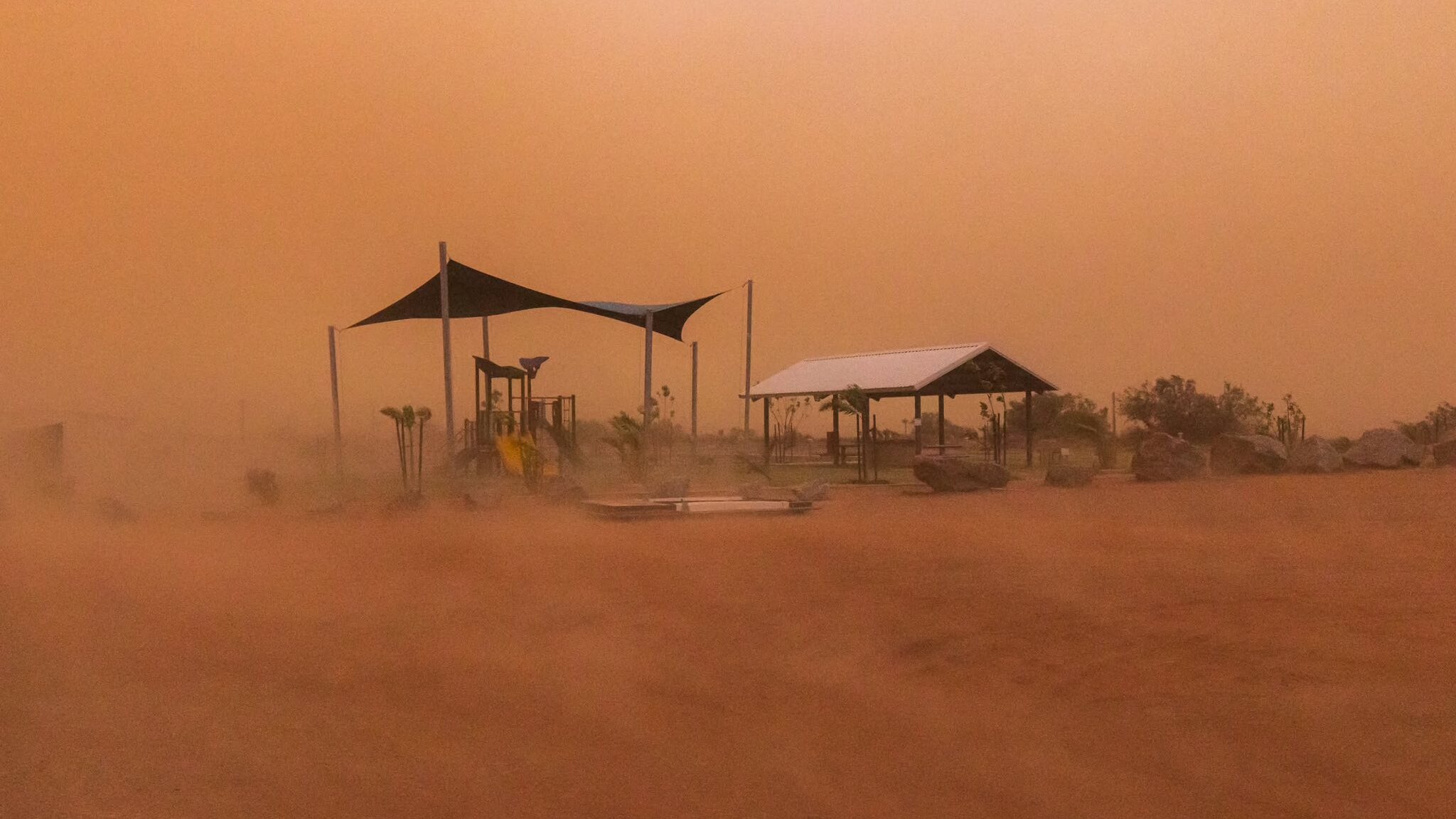 'Cyclonic' dust storm blankets northern WA town of Onslow