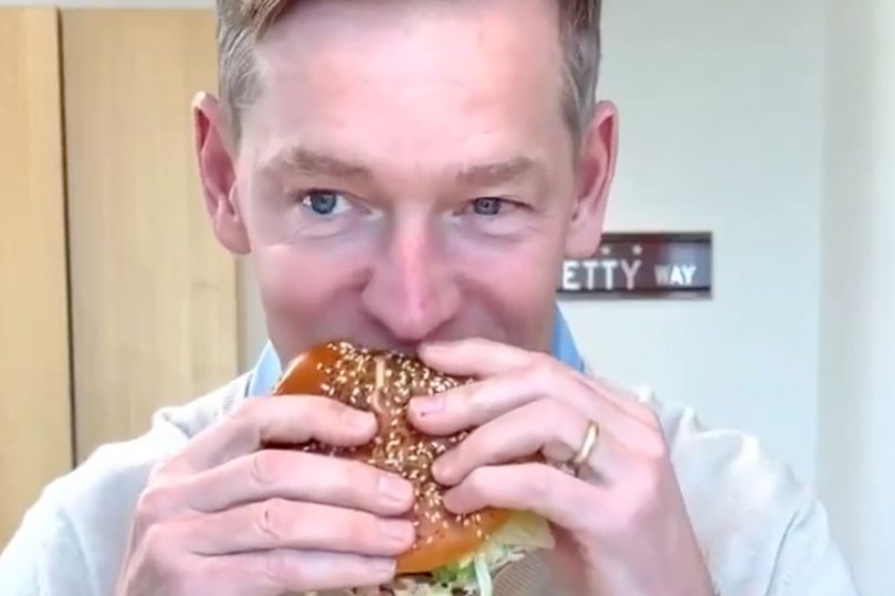 Burger King exec takes 'big bite' of burger in jab at McDonald's CEO video