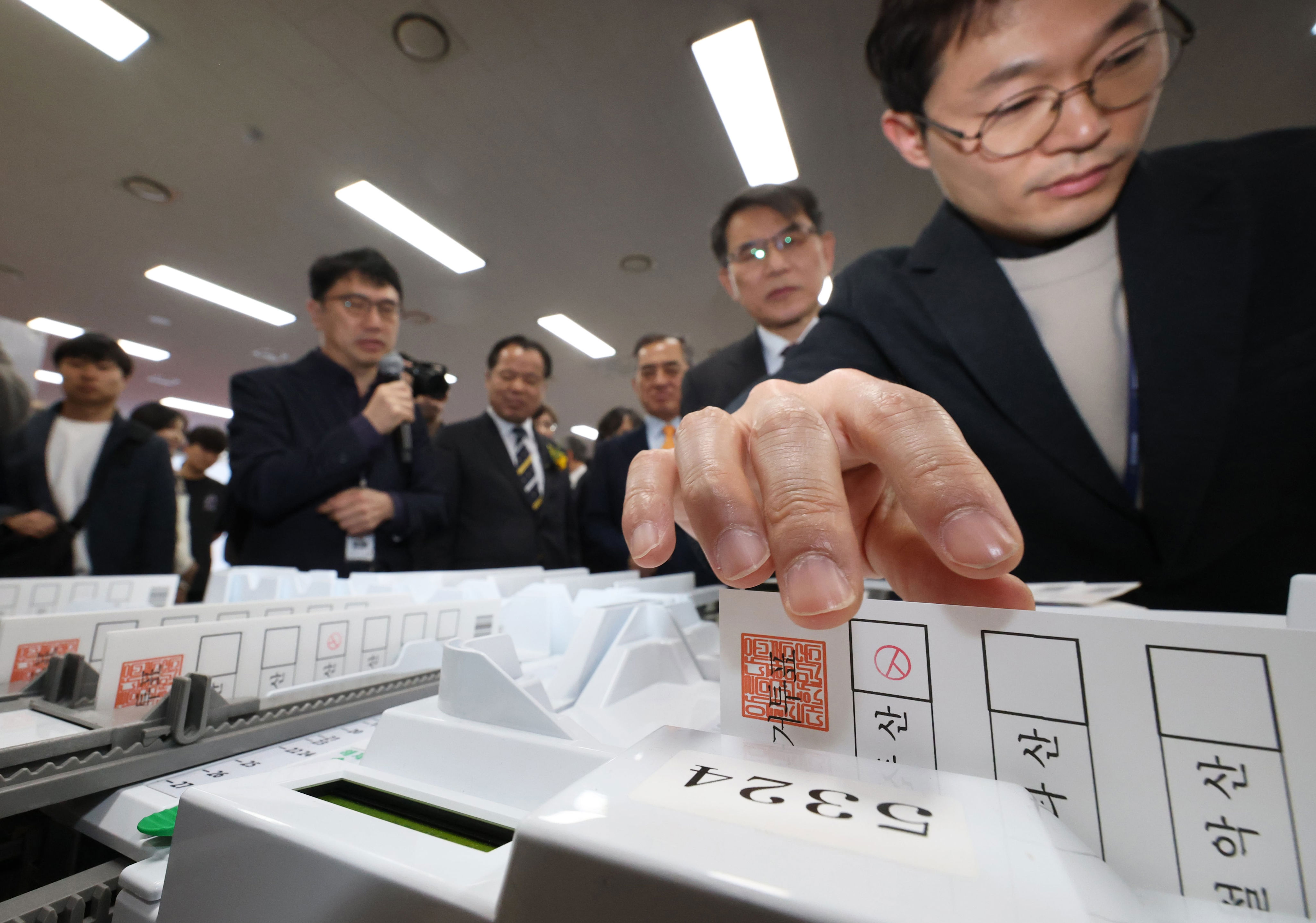 Opposition parties must mobilize core voters to survive local elections