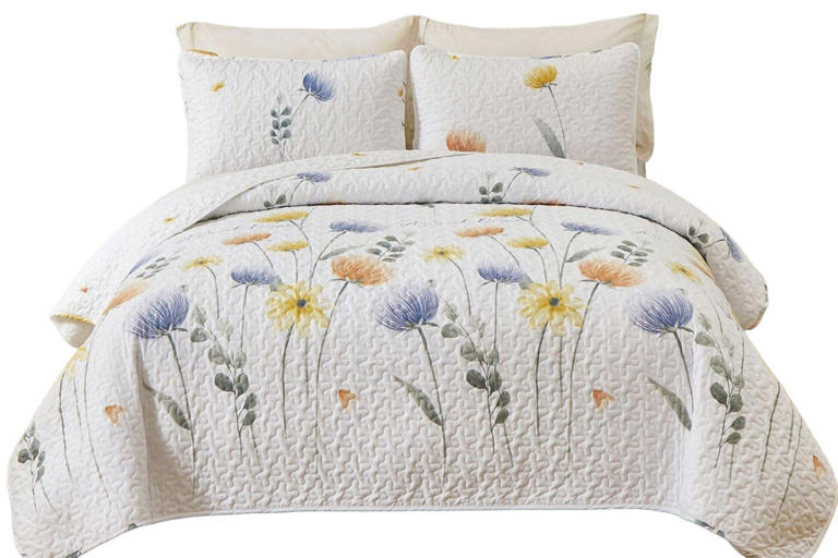 Amazon has a plethora of lightweight spring quilts—shop our favorites ...