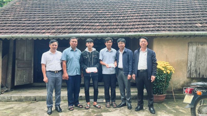 Hai cha con cứu người trong vụ lật đò mùng 3 Tết trên sông Gianh được hỗ trợ hơn 500 triệu đồng sửa nhà