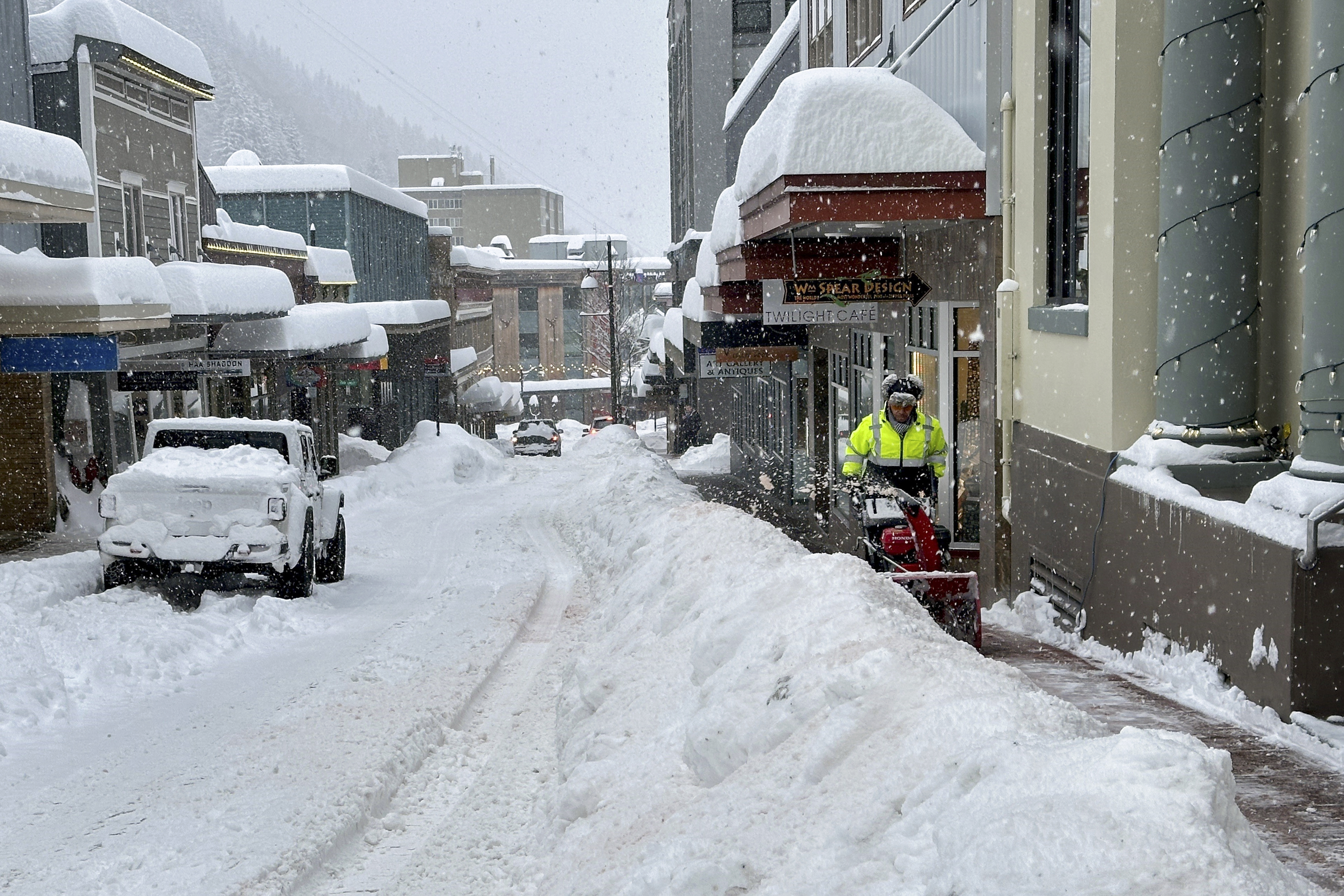 Winter storm warnings as 12 inches of snow to strike — travel impossible<br><br>