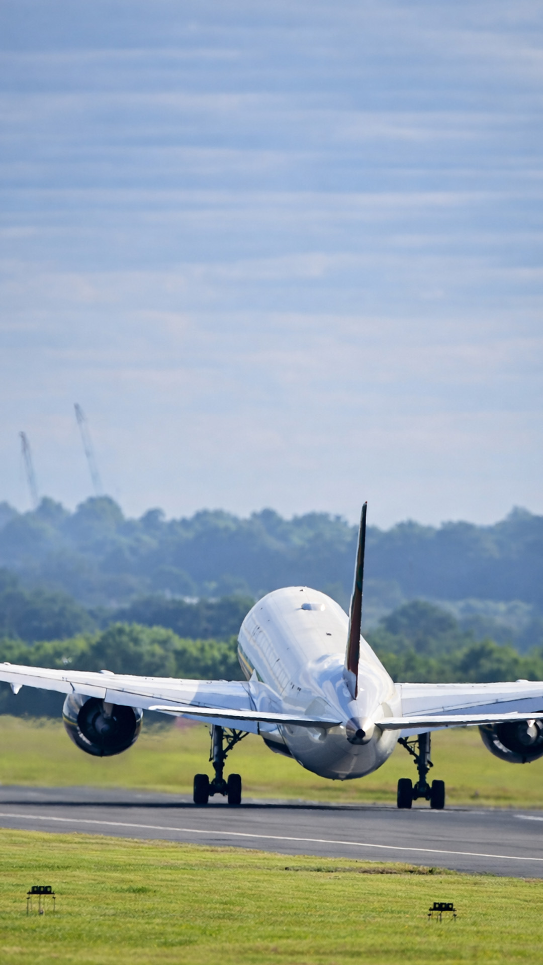 Boeing 787 rockets off the runway