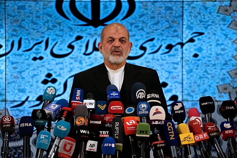 في 4 مارس 2024، أعلن وزير الداخلية آنذاك أحمد وحيدي نتائج الانتخابات في طهران AP Photo/وحيد سليمي