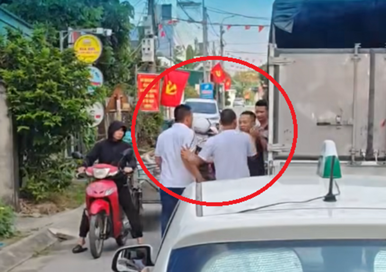 Tài xế đỗ xe giữa đường, đánh người khác nhập viện