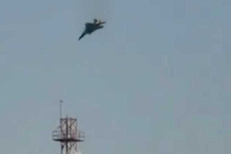 Dramatic footage shows a 'US fighter jet' in a tailspin before crashing ...
