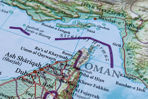 Trump Ancam Blokir Selat Hormuz, Iran: Kapal Militer yang Mendekat Akan Ditindak