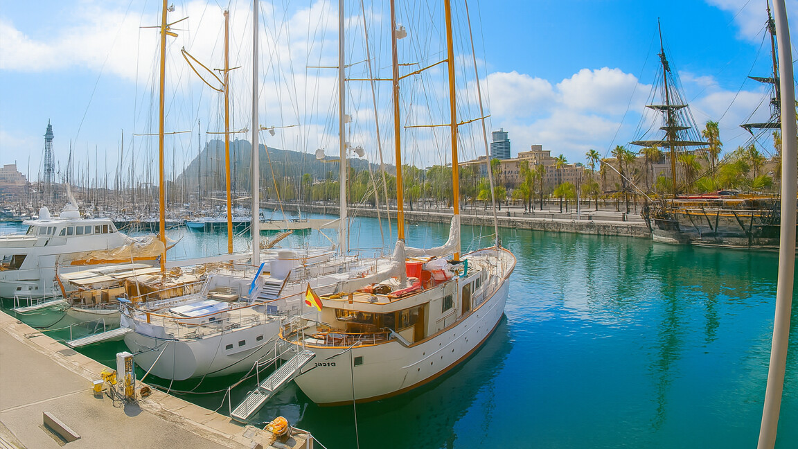 Paseo por el puerto de Barcelona en España