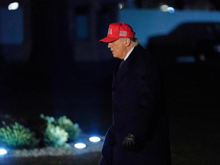 Bombe e dialogo, il doppio Trump: "La guerra durerà un mese o meno. Disposto a parlare coi nuovi leader"