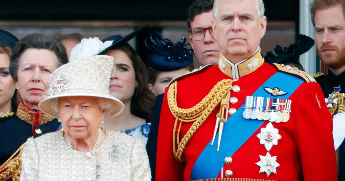 Queen Elizabeth was warned about Andrew by top advisor — but he saved himself with one move<br><br>