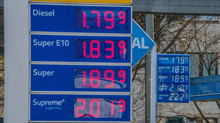 Oil prices rise amid disruptions in Strait of Hormuz tanker traffic
