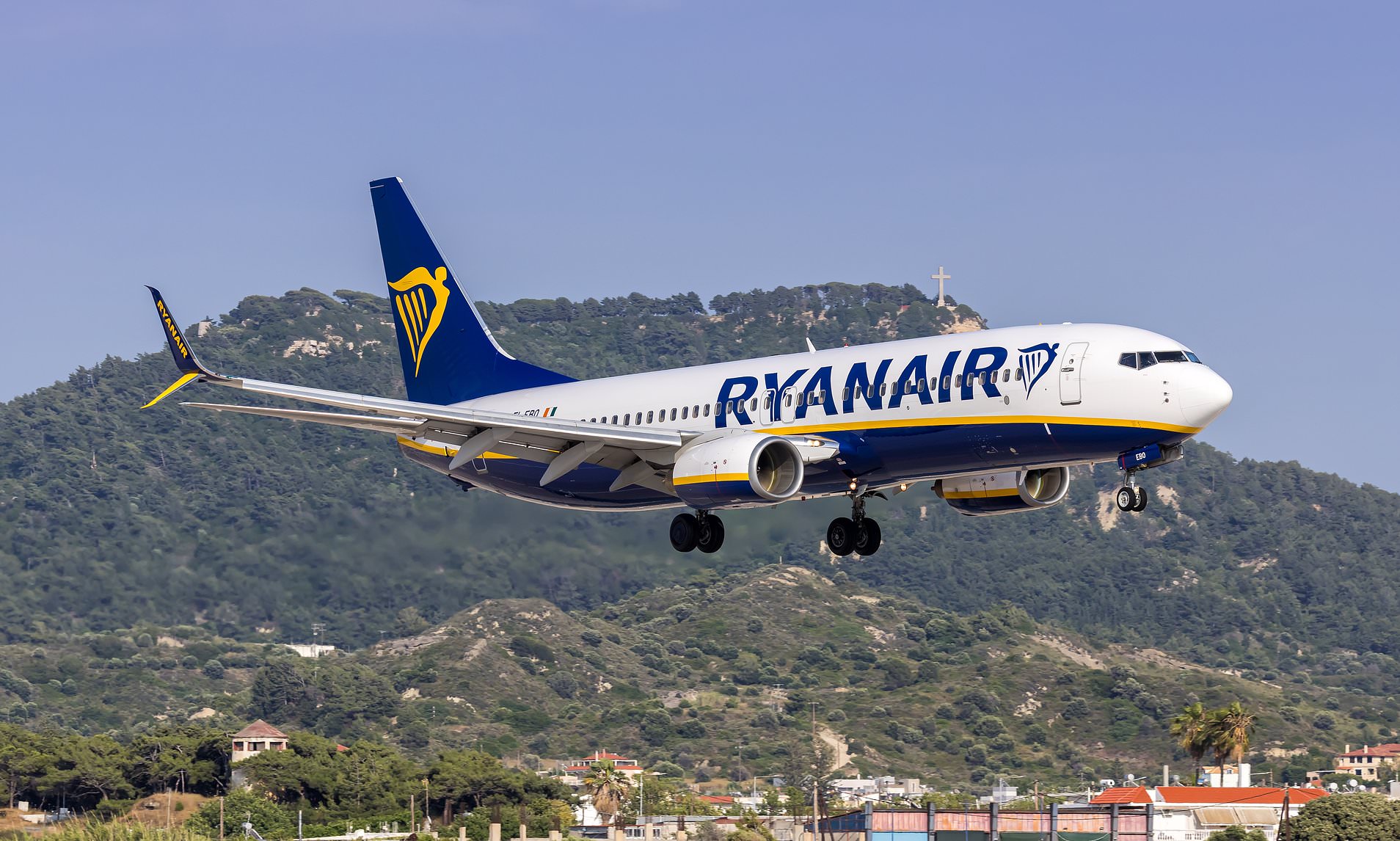 Ryanair flight to UK 'leaves 89 passengers behind' in Canary Islands ...