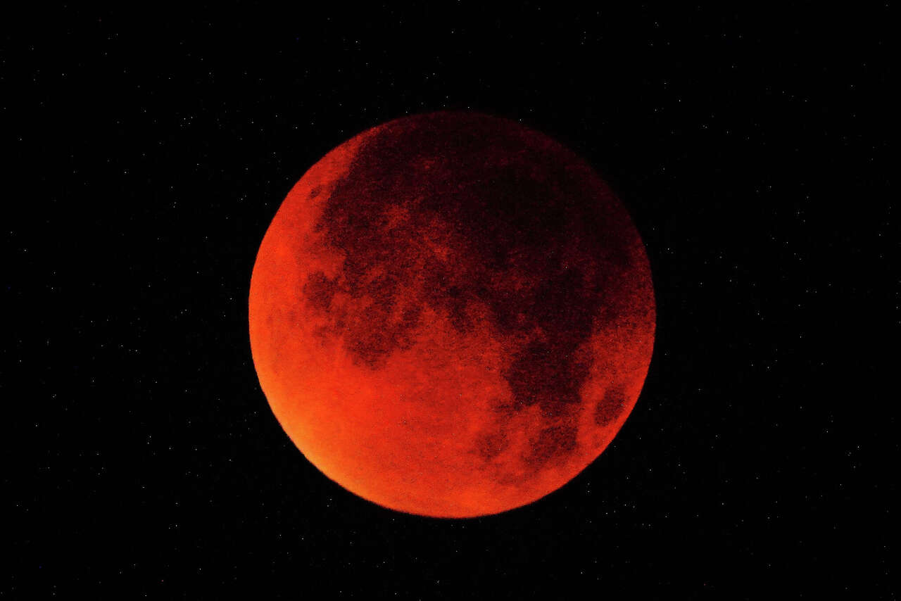 Blood moon setting: Total lunar eclipse a reason to get up early Tuesday