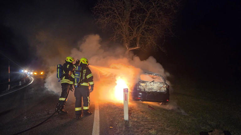 Das Auto brannte völlig aus.