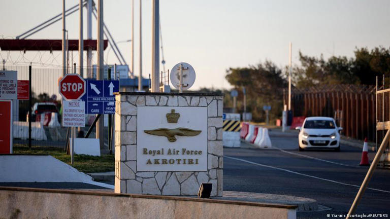 Το μη απολύτως απαραίτητο προσωπικό εκκενώνεται από τη βρετανική βάση στο Ακρωτήρι