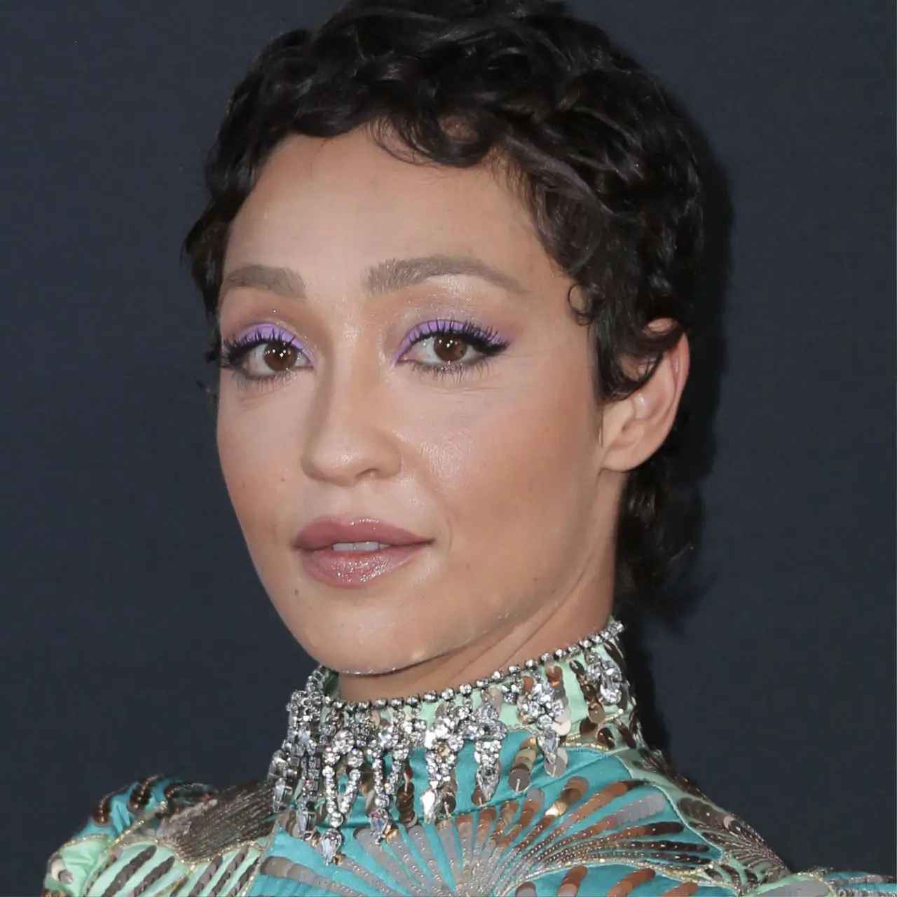 Shixie, el corte de pelo corto para pelo rizado que rejuvenece