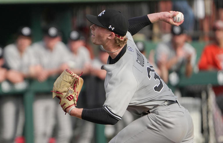 South Carolina opening day pitcher commits to Georgia baseball