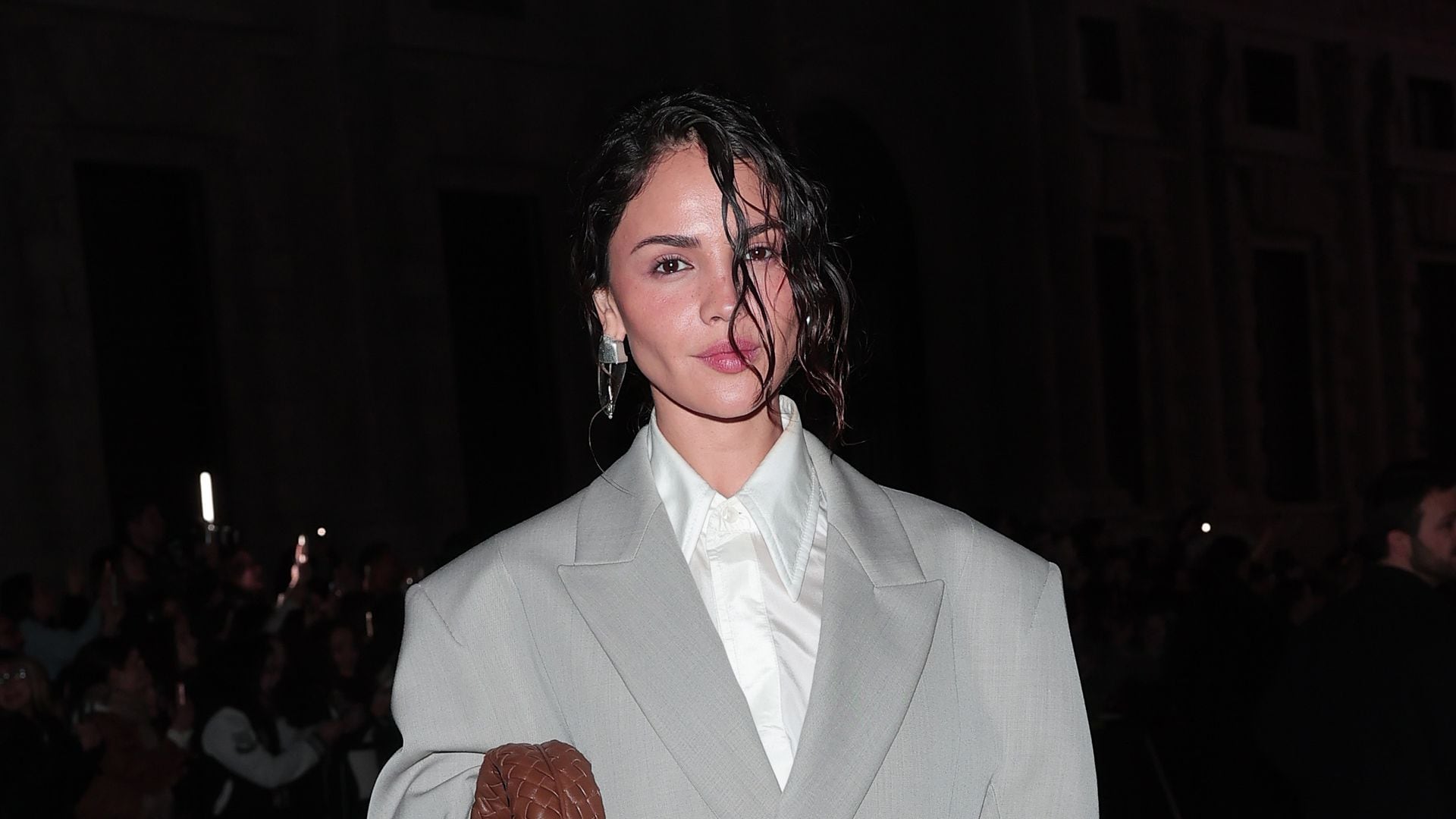 Eiza González demuestra cómo llevar el 'power suit' en Milán