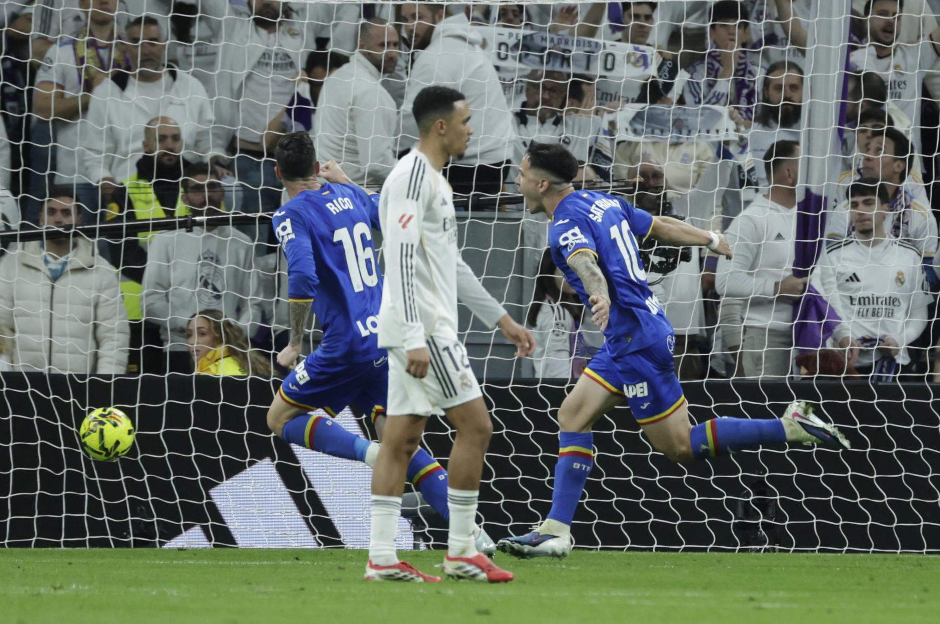 Un Real Madrid sin rumbo se pierde ante el Getafe (0-1) y el Barça es ...