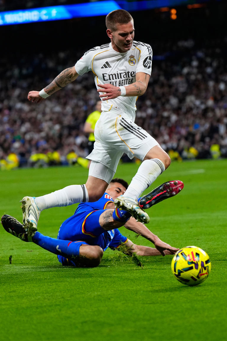 Real Madrid's Franco Mastantuono fights for the ball against Getafe's Z. Romero during a Spanish La Liga soccer match between Real Madrid and Getafe in Madrid, Spain, Monday, March 2, 2026. (AP Photo/Manu Fernandez)