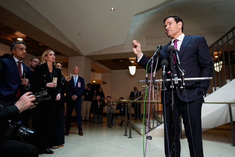 El Secretario de Estado de EE.UU., Marco Rubio, habla con los medios de comunicación el día de una sesión informativa para los líderes del Congreso sobre la situación en Irán, en el Capitolio en Washington, D.C., EE.UU., 2 de marzo de 2026. REUTERS/Ken Cedeño