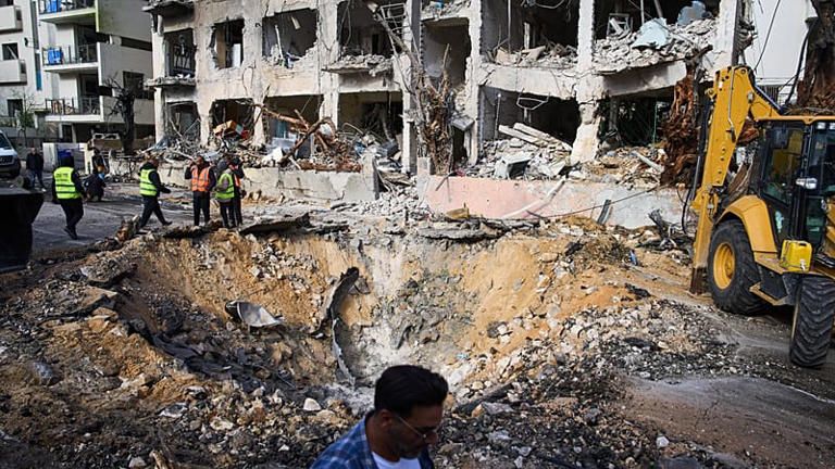 Vecinos de Tel Aviv evalúan daños tras ataque de misiles iraníes con 1 ...
