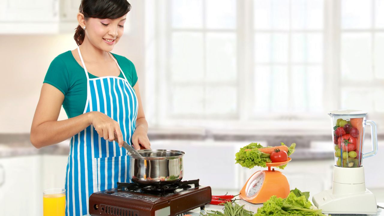 She Ignored the Dietary RSVP. She Demanded a Custom, Unseasoned Meal Right as I Was Plating Dinner.
