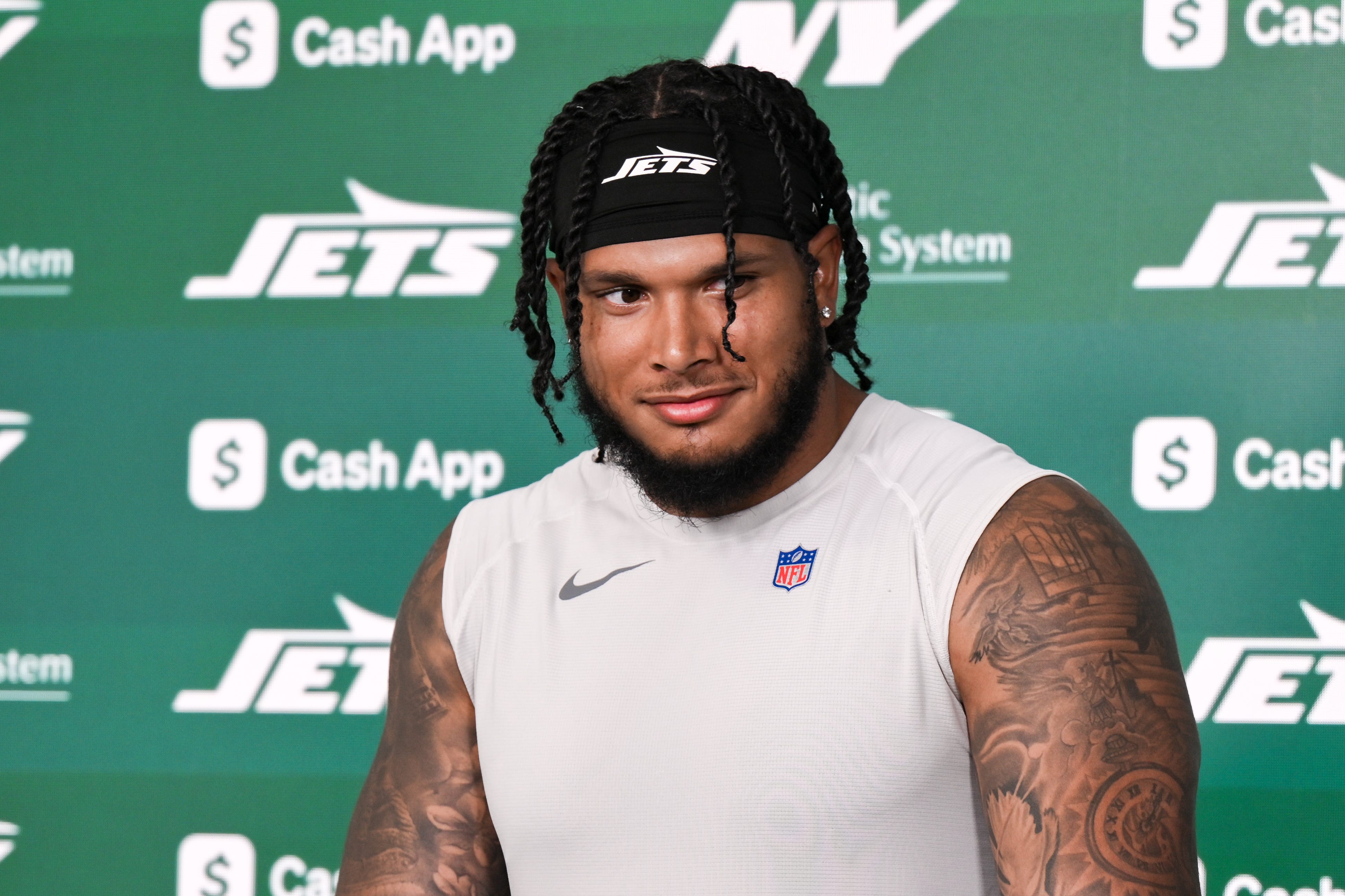 Jermaine Johnson appears to be recruiting Broncos' star free agent