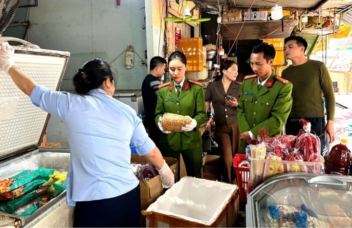 Phát hiện, thu giữ 4 tấn thực phẩm không rõ nguồn gốc tại Thanh Hóa